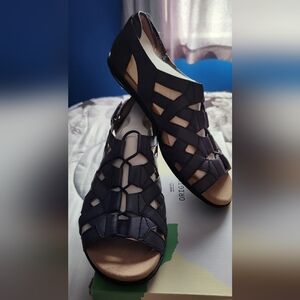 NIB Leather Earth Origins Sandals